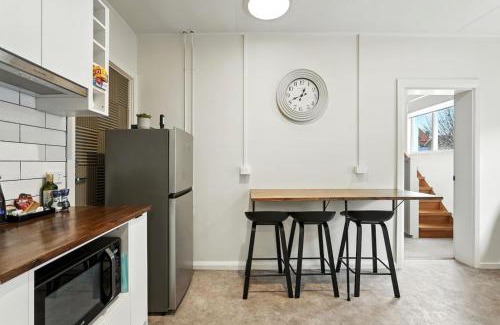 North Hobart House | Dunn Cottage North Hobart x 6