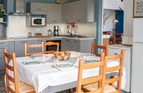 Kerroch Apartment | Duplex 5 pièces avec balcon à 30m de la plage - 7 couchages, acceptant animaux, wifi et parking - FR-1-349-114