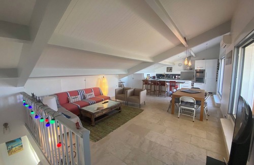 Toulon - Hyeres Apartment | Duplex Exceptionnel Pieds Dans L'eau 200 M2 et 150 M2 de Terrasse vue mer
