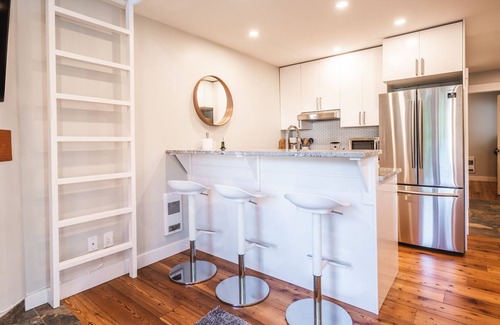 Whistler Creekside Apartment | ❄︎Dusty's Suite❄︎ | 1 BR + Loft | Fully Renovated | 5 Min Walk to Creekside Gondola