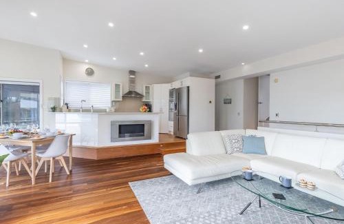 Nelson Bay House | Dutchies Delight 14a Christmas Bush Ave Sparkling Pool, Views, Wi-Fi, Air Con