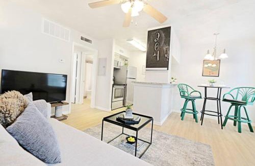 Old East Dallas Apartment | Dwell By Design & Arboretum Tickets Included