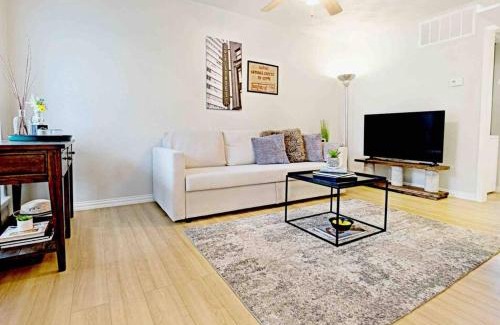 Old East Dallas Apartment | Dwell By Design & Arboretum Tickets Included