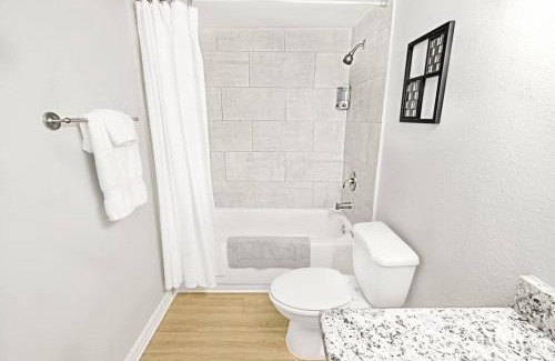 Old East Dallas Apartment | Dwell By Design & Arboretum Tickets Included
