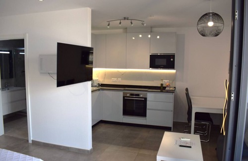 Gibraltar Apartment | E1 Gem: Modern Studio Retreat