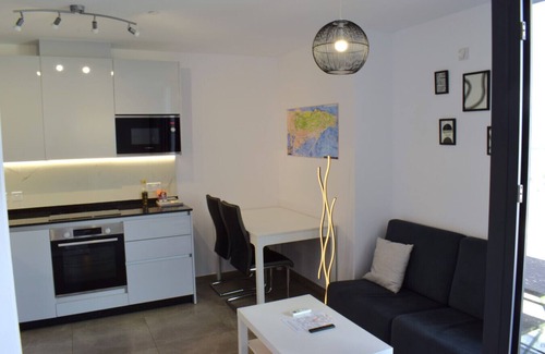Gibraltar Apartment | E1 Gem: Modern Studio Retreat