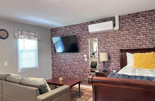 Museum District House | E3 Centrally located in Carytown fully fenced