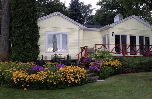 Black Wolf House | EAA Dream Home: Immaculate Lake Front Home 5 miles from EAA