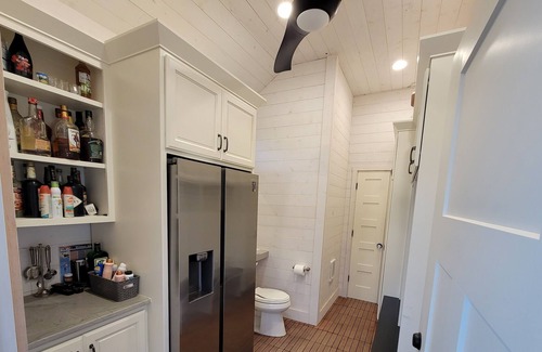 Neenah House | EAA Rental 6 bed 5 bath