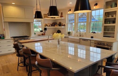Neenah House | EAA Rental 6 bed 5 bath