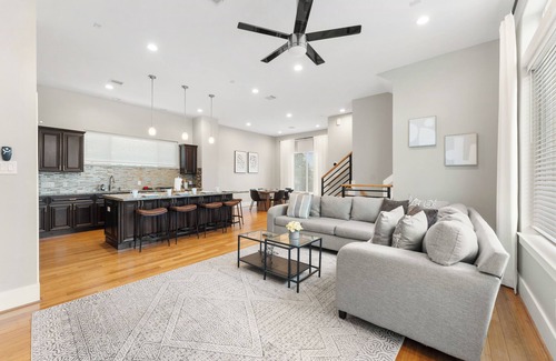 Greater East End House | EaDo Escape Sleeps 10 - Private Yard & Driveway + Rooftop City Views