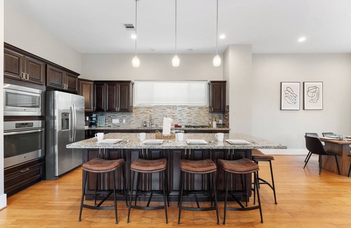 Greater East End House | EaDo Escape Sleeps 10 - Private Yard & Driveway + Rooftop City Views
