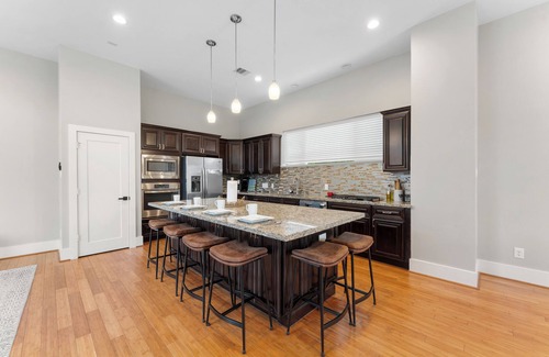Greater East End House | EaDo Escape Sleeps 10 - Private Yard & Driveway + Rooftop City Views