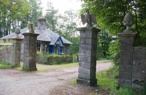 Biggar Cottage | Eagle Lodge, Gatehouse adjacent to A73, Carmichael Country Cottages. Pets Welcome