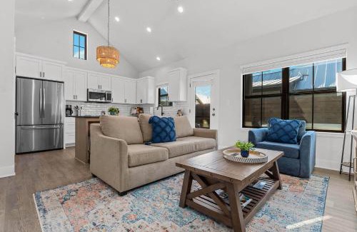 Fredericksburg House | Eagle's Landing - Couples getaway with Hot Tub