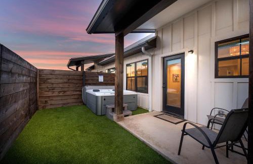 Fredericksburg House | Eagle's Landing - Couples getaway with Hot Tub