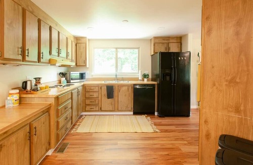 Jackson County House | Eagle's Nest Cottage. Spacious 2 BR river retreat on the Rogue River. Enjoy ping-pong, BBQ, board games, and fishing. Remote work enabled with high-speed WiFi. Unplug and unwind!