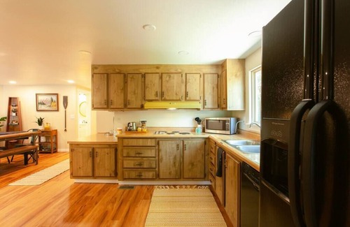 Jackson County House | Eagle's Nest Cottage. Spacious 2 BR river retreat on the Rogue River. Enjoy ping-pong, BBQ, board games, and fishing. Remote work enabled with high-speed WiFi. Unplug and unwind!