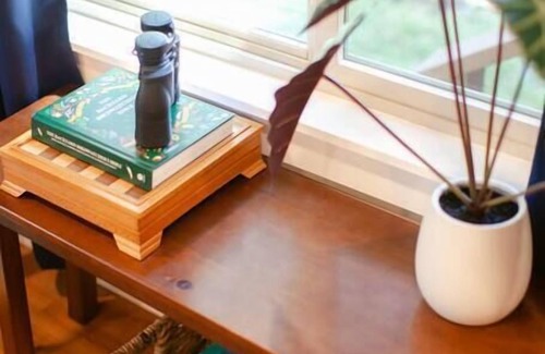 Jackson County House | Eagle's Nest Cottage. Spacious 2 BR river retreat on the Rogue River. Enjoy ping-pong, BBQ, board games, and fishing. Remote work enabled with high-speed WiFi. Unplug and unwind!