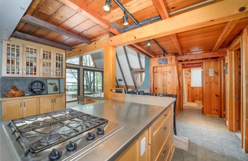 Manistee House | Eagle's Nest - Lake Michigan Private Beach & Year-Round Hot Tub! Manistee, MI