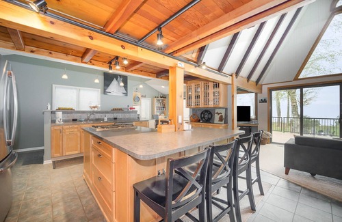 Manistee House | Eagle's Nest - Lake Michigan Private Beach & Year-Round Hot Tub! Manistee, MI