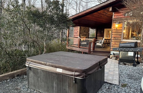 Boone Cabin | Eagle's View Cabin with Hot Tub Minutes From Downtown Boone
