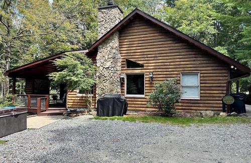 Boone Cabin | Eagle's View Cabin with Hot Tub Minutes From Downtown Boone