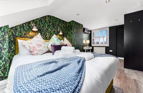 Seven Sisters Apartment | Earth Tones & Greenery: 4BR Flat Sleeps 8