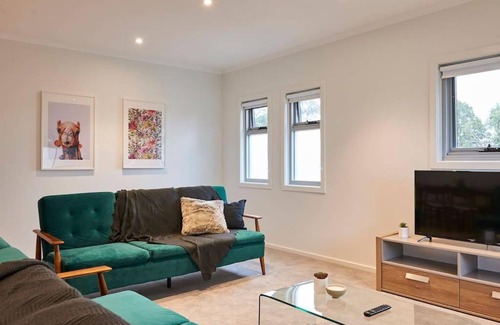 Malvern East Apartment | Earthy And Polished 2 Bedroom Unit In Chadstone