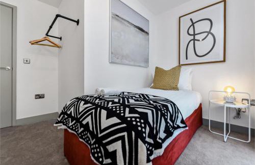 Whitechapel Apartment | Earthy Elegance: Nature Inspired Flat in Prime Location