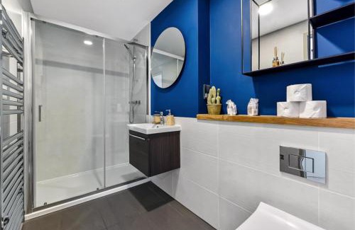 Whitechapel Apartment | Earthy Elegance: Nature Inspired Flat in Prime Location