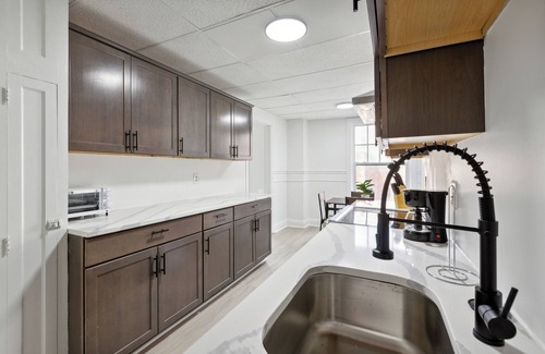 Central Business District Apartment | East 419I Modern Suite I Pool I Gym