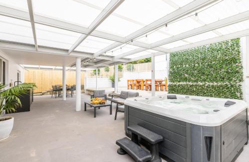Shoal Bay House | East Belmont, 38 Tomaree Rd - spa, linen, Wi-Fi, Air Con , Games Room