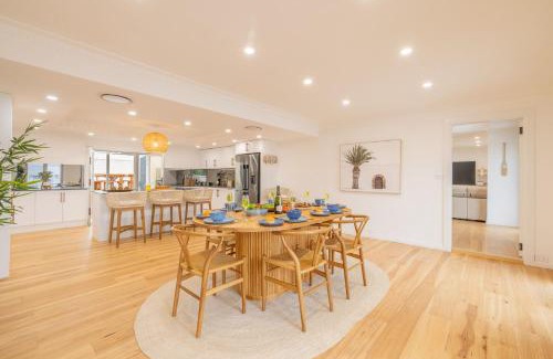 Shoal Bay House | East Belmont, 38 Tomaree Rd - spa, linen, Wi-Fi, Air Con , Games Room