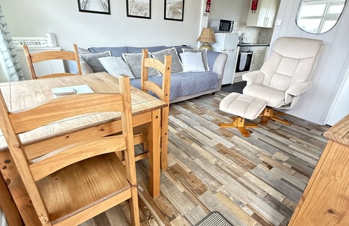Great Yarmouth Ski Chalet | East Coast Chalets 300 Dog friendly Field views @ California Sands