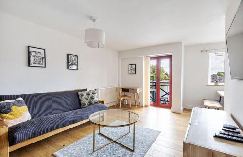 Wapping Apartment | East London Waterfront 2 bed flat with Jacuzzi tub