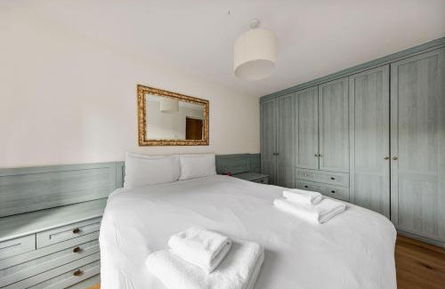 Wapping Apartment | East London Waterfront 2 bed flat with Jacuzzi tub