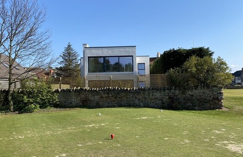 Musselburgh Apartment | East Lothian Hideaway retreat with enclosed walled private gardens & Hot Tub