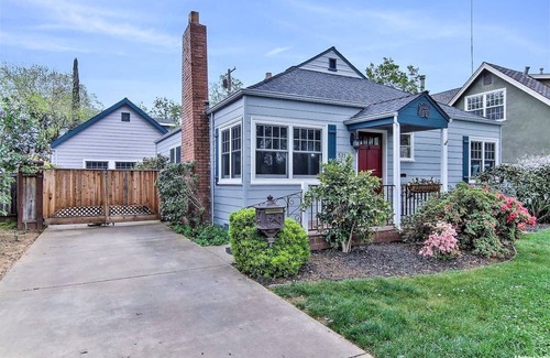 East Sacramento House | East Sac Escape | Relaxing Saltwater Pool & Guest Casita