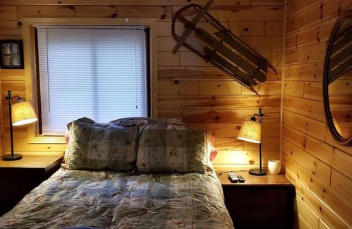 Tawas City House | East Tawas Rustic Retreat - 3 Br Home