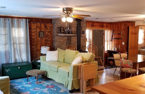 Tawas City House | East Tawas Rustic Retreat - 3 Br Home