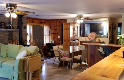 Tawas City House | East Tawas Rustic Retreat - 3 Br Home