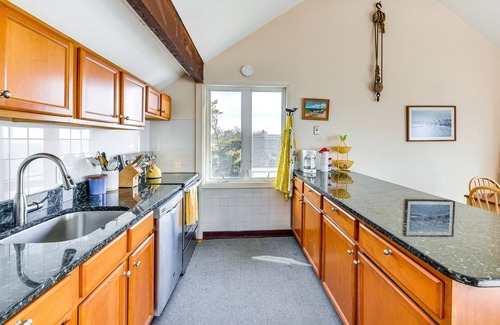 North Eastham Cottage | Eastham Beach House w/Bay Views & Beach Access!