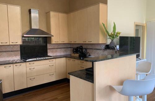 Eastwood Villa | Eastwood Central, Walk to Station & Shops, Drive to Olympic