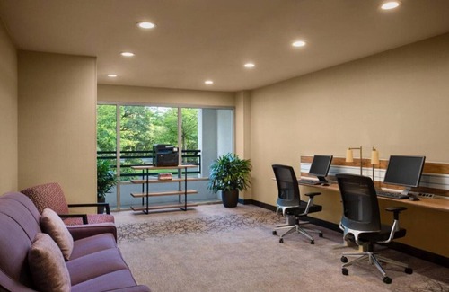Lake Forest House | Easy access to Portland attractions