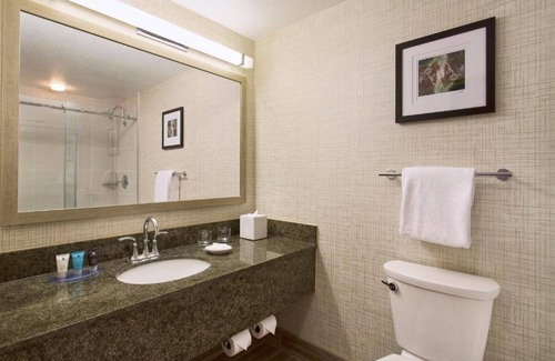 Lake Forest House | Easy access to Portland attractions