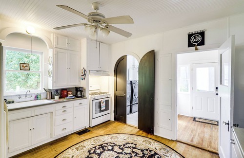 Brenham House | Easy Dtwn Access: Restored 1930s Brenham Retreat