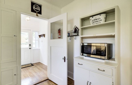 Brenham House | Easy Dtwn Access: Restored 1930s Brenham Retreat