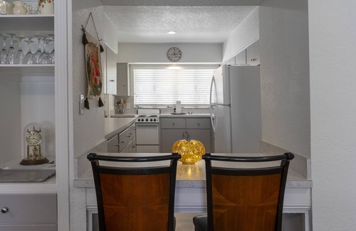 Mount Dora Cottage | Easy walk 5 blocks to downtown dining & shopping. 2 BR, 2 Bath, POOL