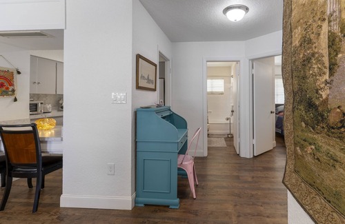 Mount Dora Cottage | Easy walk 5 blocks to downtown dining & shopping. 2 BR, 2 Bath, POOL